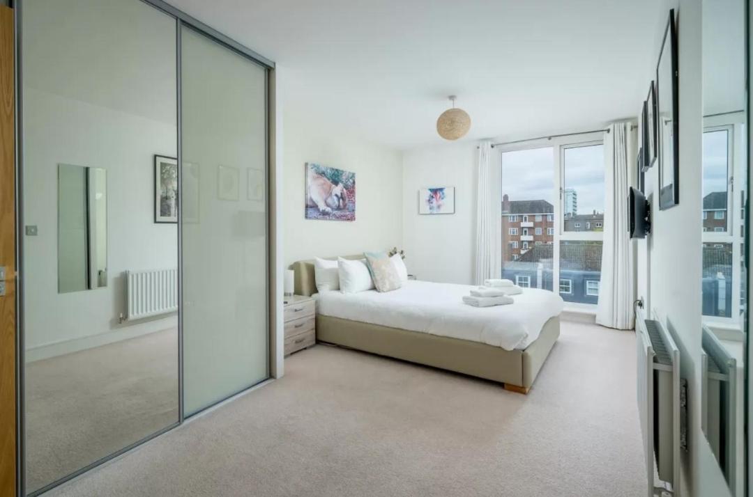 2 Bedroom Canning Town Newham Excel With Free Parking